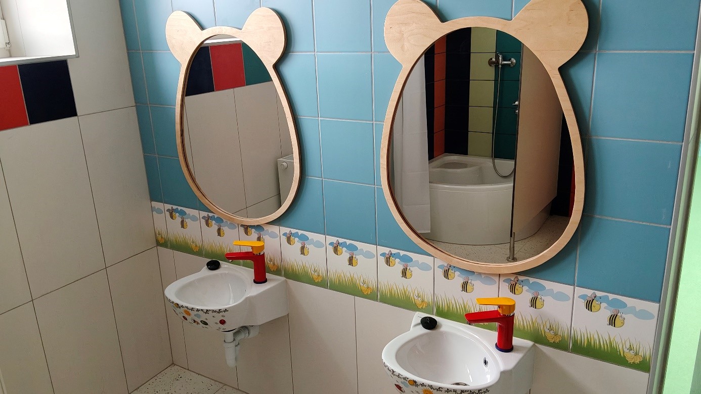 pomieszczenie z lustrami na ścianie